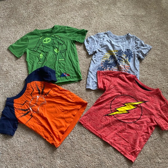 4 Tshirts included - Picture 1 of 5
